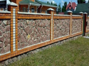 Кирпичный забор с камнем 12 метров фото в Одинцово