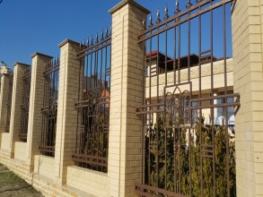 Кирпичный забор с ковкой  10 метров фото в Одинцово